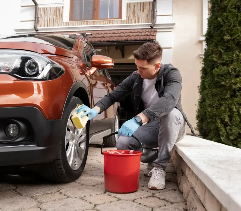 Lavage auto à domicile Quincié-en-Beaujolais : professionnel intervenant sur un véhicule